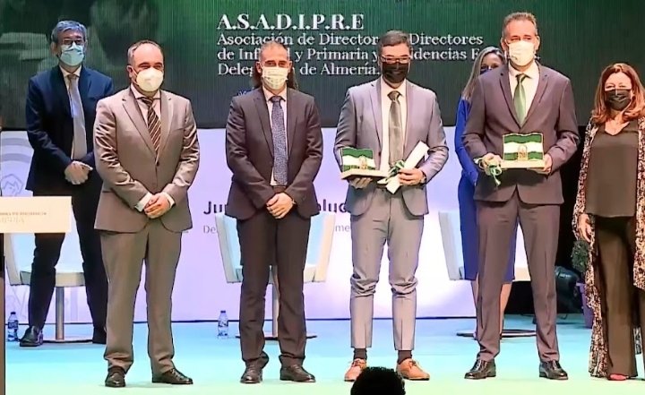 fapacealmeria's tweet photo. #diadeandalucia
🎖#Fapace se une reconocimiento merecido a  #profesorado  #Almería en la entrega de banderas de Andalucía de las Ciencias Sociales y las Letras 2022 a  @adian_andalucia @asadipre asociaciones 
 vinculadas a la comunidad educativa .
.
#educacionpublica https://t.co/jQIKVH0AKX