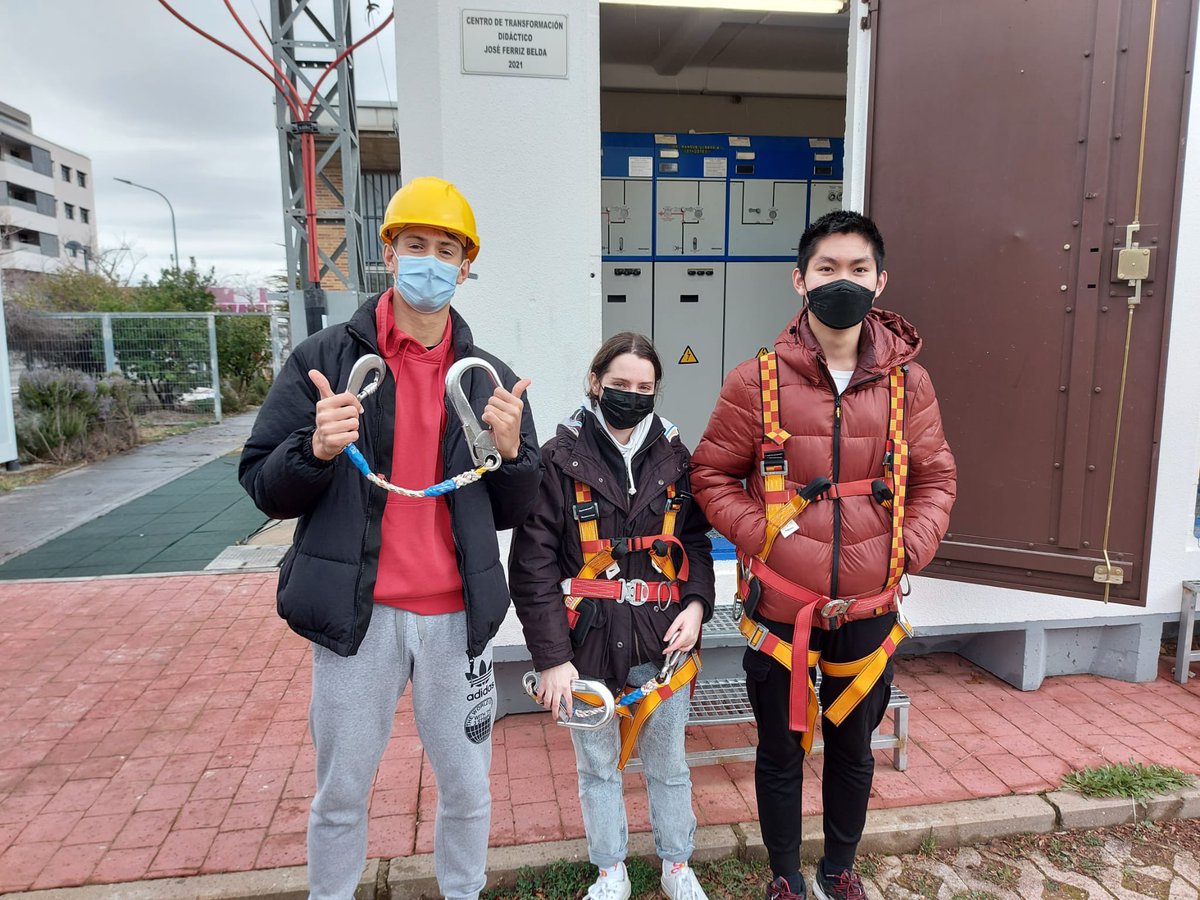 IES_ProfD_Ortiz's tweet photo. Esta mañana el alumnado de Física de 2º bachillerato ha recibido una clase práctica de sus compañeros/as de Sistemas Electrotécnicos y Automatizados en nuestro Centro de transformación didáctico, funcionamiento, seguridad, etc. Bonito ejemplo de sinergia entre etapas educativas https://t.co/TpjPZ2CTNI