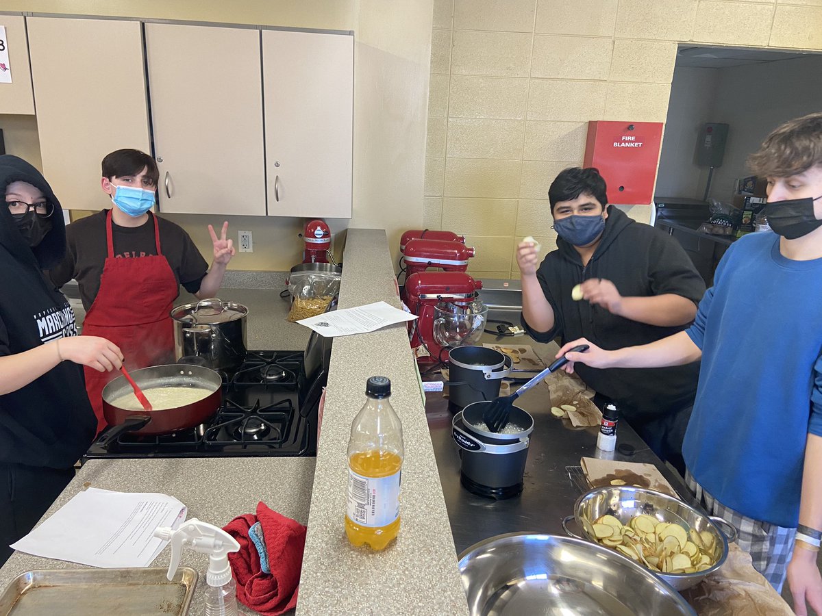 SamSzopinski's tweet photo. Culinary 3 is having  a blast getting ready to serve the International Business Students!! 🌎#classcollaboration @BarryCentral @NCHSRedhawksCTE https://t.co/OiuVICWGE7