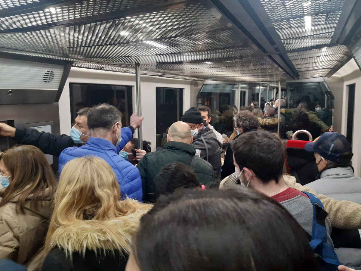 ElTioCreespy's tweet photo. Hola @metrobilbaoeus, a ver si ponéis trenes con más frecuencia. Qué rápido se ha olvidado la pandemia. Gracias. https://t.co/cC3VyYp0VD