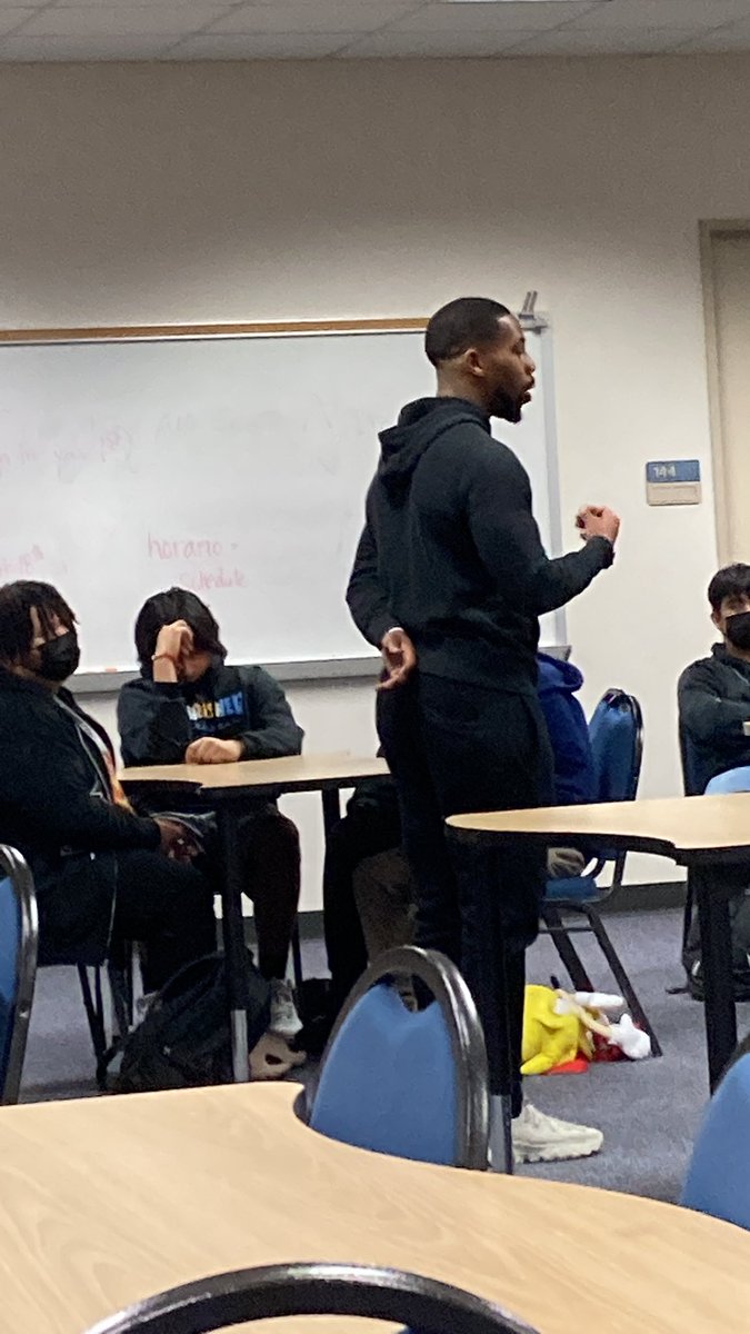 Ay_Dubb76's tweet photo. @Nodaysoff_2 inspiring the class of 2025. #reachingthenextgeneration #buildingrelationships @ElsikNGCRams https://t.co/YWRsUM81q3