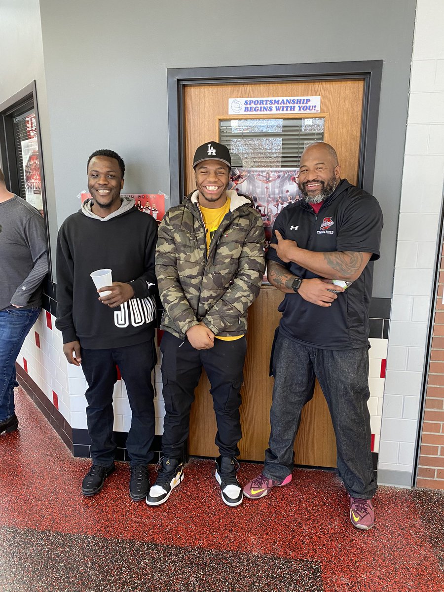 When they graduate early and leave the the school with a smile like this. You know you did something right. <a href="/Willie_beamen11/">Willie Williams Sr</a> <a href="/PryshaynM/">Pry’Shayn Mosley</a> 💪🏾💪🏾💪🏾 congrats Bucko