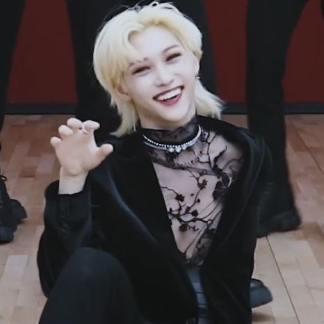 GOTHFEL1X's tweet photo. this felix                                          with this felix https://t.co/lGtxTCmLxW