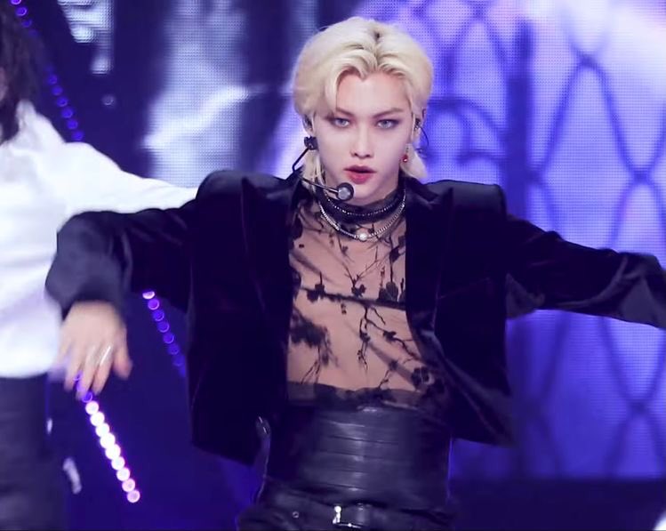 GOTHFEL1X's tweet photo. this felix                                          with this felix https://t.co/lGtxTCmLxW