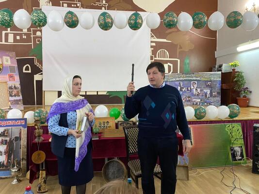 lib05_ru's tweet photo. 25 февраля сотрудник отдела культурных программ Национальной библиотеки РД  Ахмед Хайбулаев принял участие в мероприятии в школе №58 поселка Семендер, которое прошло в рамках года культурного наследия народов России и приурочено ко Дню родного языка https://t.co/TP0rvj9Xws https://t.co/hsdfeKeEcx