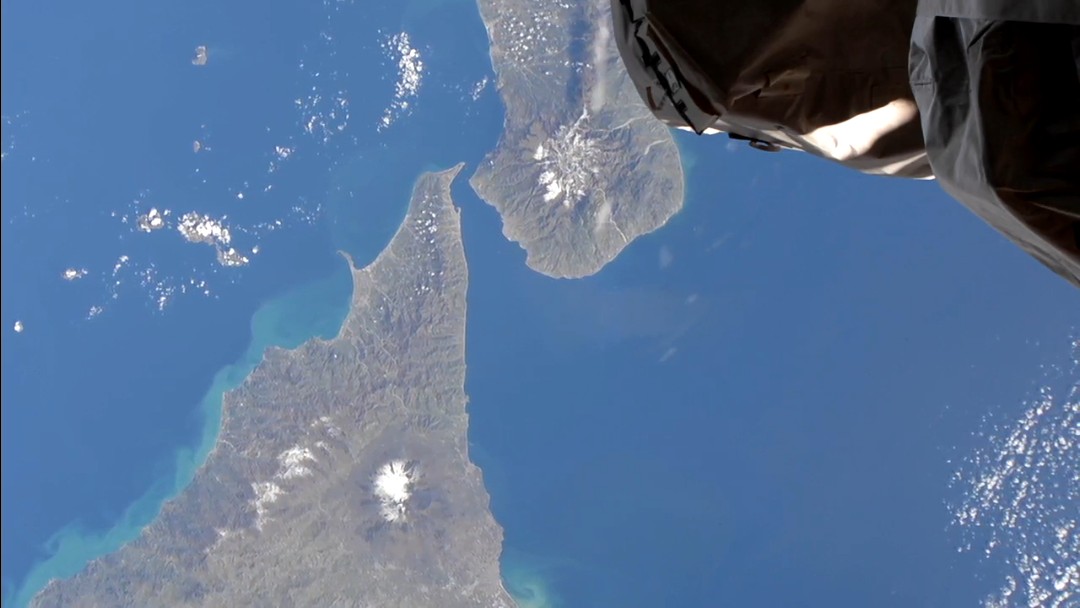 ISSonLive's tweet photo. The answer to today's #Challenge is Strait of #Messina, #Sicily &amp; #Calabria 

Did you guess it? See you at the next issonlive challenge!!👋

➡️ https://t.co/S2GQJHJW5s ⬅️

#issonlive #issonliveapp #ISS
#Sicilia #Italy #Space #spacestation #etna #InternationalSpaceStation #isslive https://t.co/4tFy3N3dE2