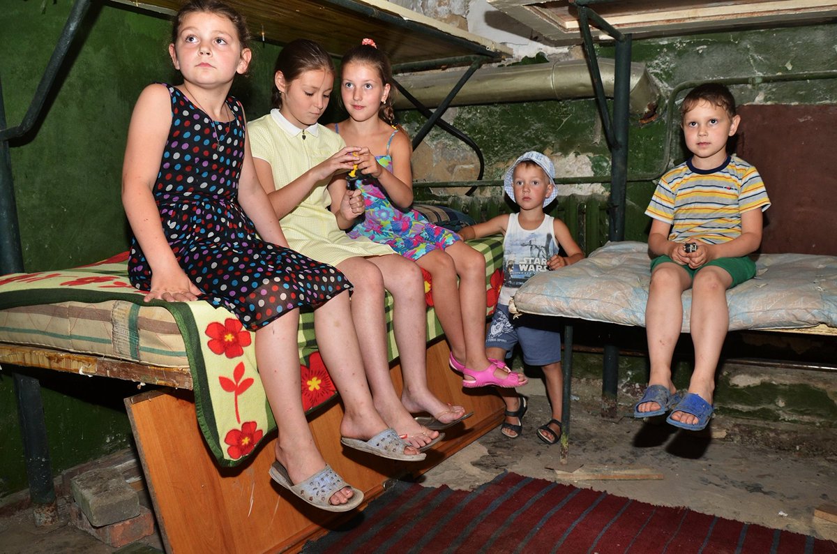 порошенко привет от детей донбасса мем. украина 2014 дети донбасс в подвалах. дети донбасса сидят в подвале. подвал школы. донбас в подвалах донбасс дети.