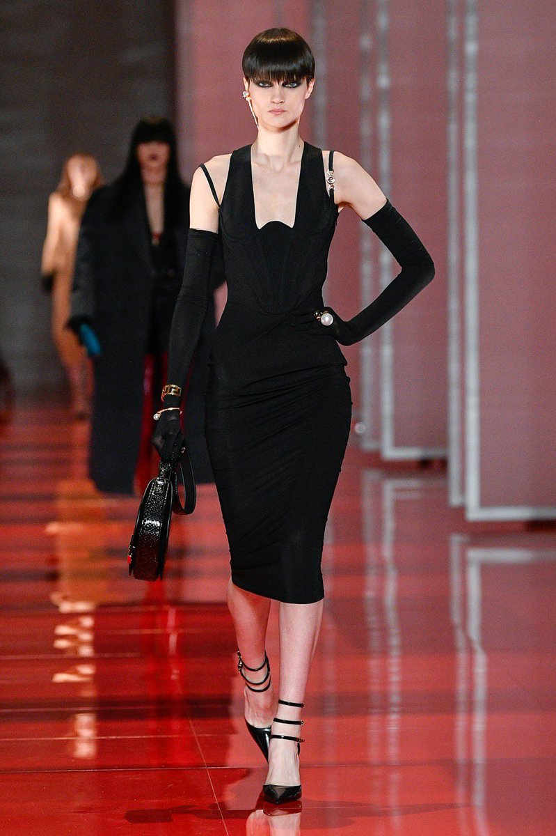 versace fw22…donatella you will ALWAYS be famous