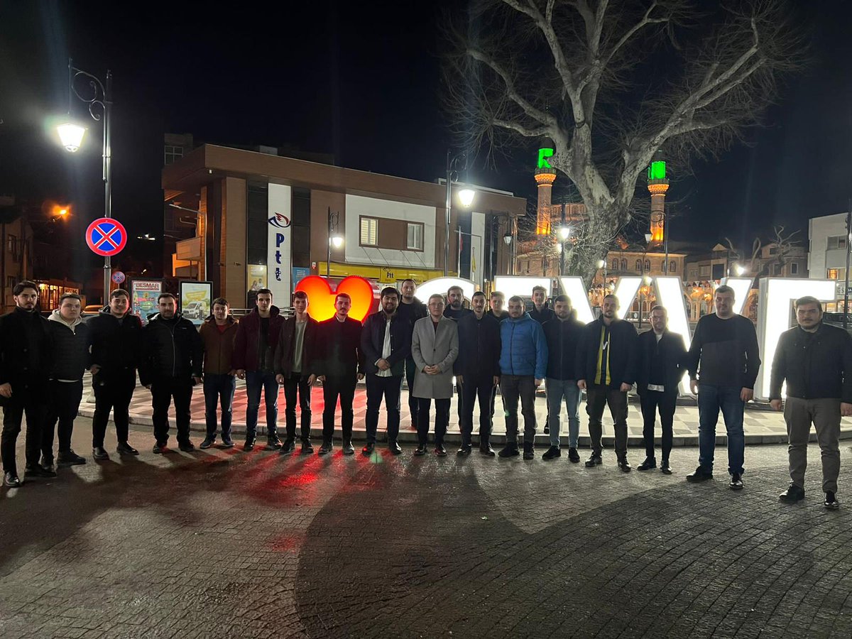 📍 Bugün Günlerden Geyve

İlçe Gençlik Kolları Başkanımız ve Yönetim Kurulu Üyelerimiz İle bir araya gelip Hasbihal ettik. Sonrasında halı saha maçı yaptık. Kazanan tabiki dostluk 🙂👏🏻
