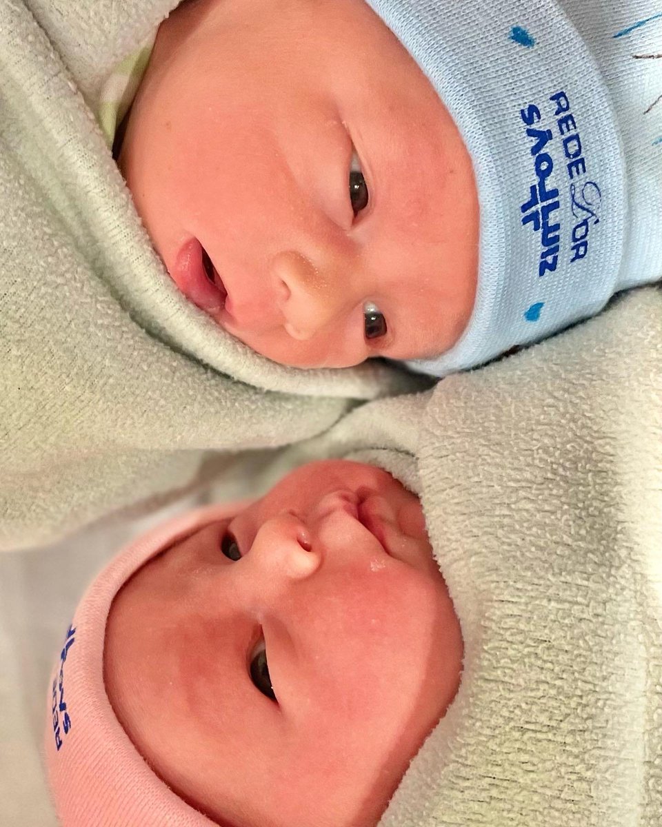 Nessa semana, nasceram os primeiros gêmeos brasileiros gerados a partir de material genético de dois pais gays cisgêneros.

Desejamos muita saúde e amor à nova família!🥺💖✨