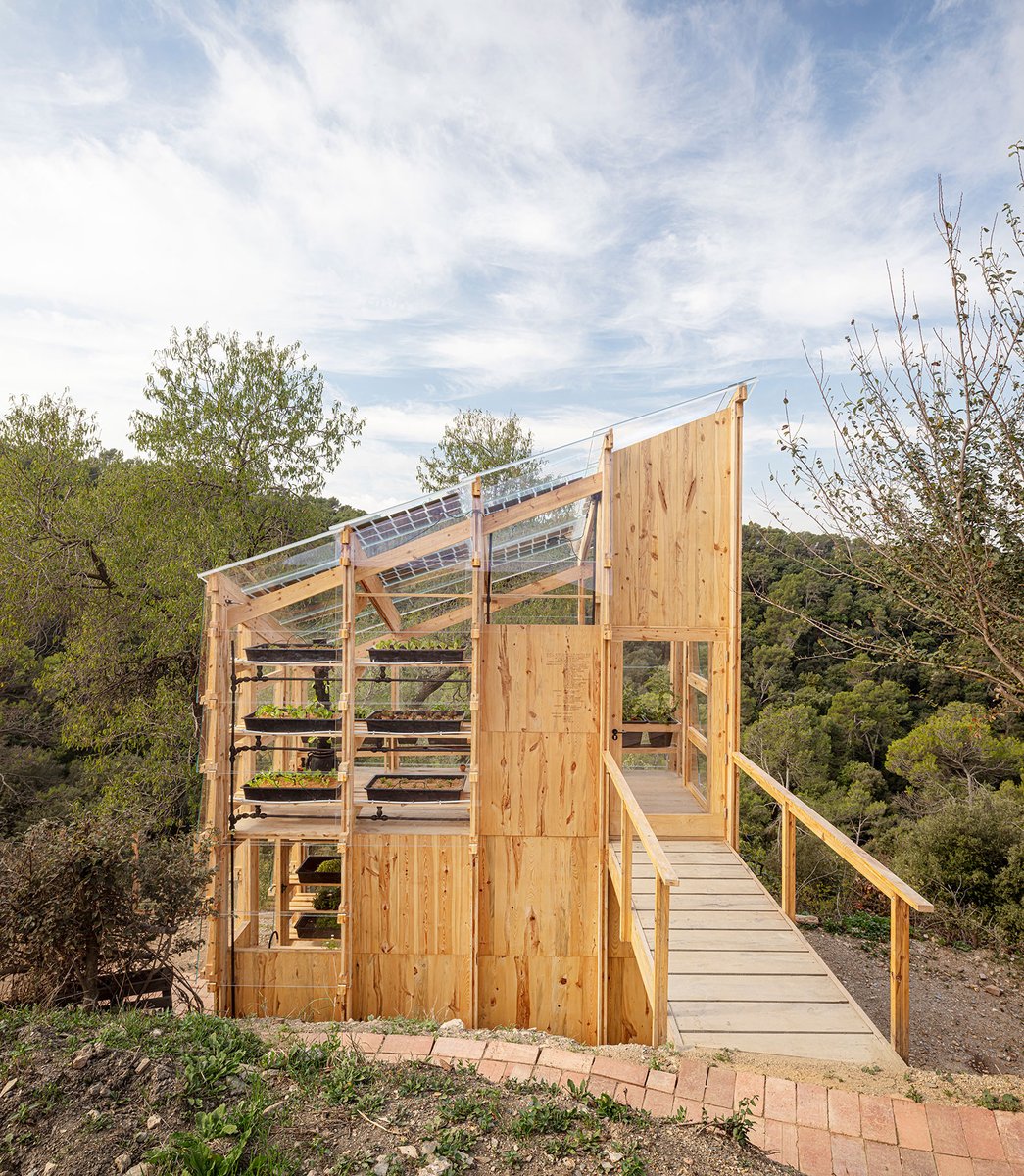 METALOCUS's tweet image. The project is an advanced ecological greenhouse prototype built with natural KM.0 materials and digital construction techniques. It proposes a space for self-sufficient cultivation as a solution to produce food and energy in cities and move towards a Zero Emissions city model.