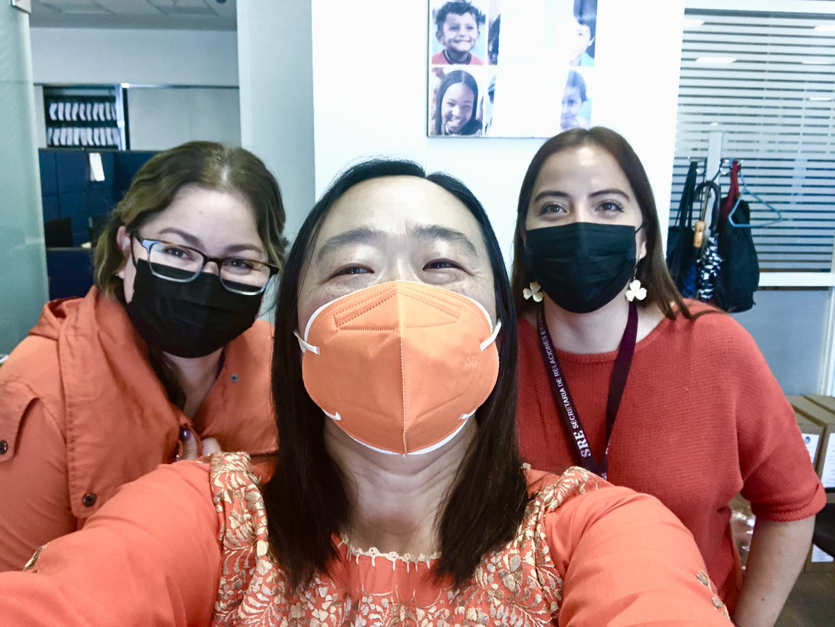 MakiTeramotoS's tweet photo. Saliendo de reunión de trabajo con #DGPOP #TUAF para coordinar apoyos económicos adicionales para acciones de #ProtecciónConsular destinados a #Ucrania y #EmbajadasDeMéxico en la región. 

Segundo #DíaNaranja de 2022 y #ViernesTradicional #SanAntonino #Oaxaca. 

@adrianasotoyan https://t.co/JdsgGvT85T