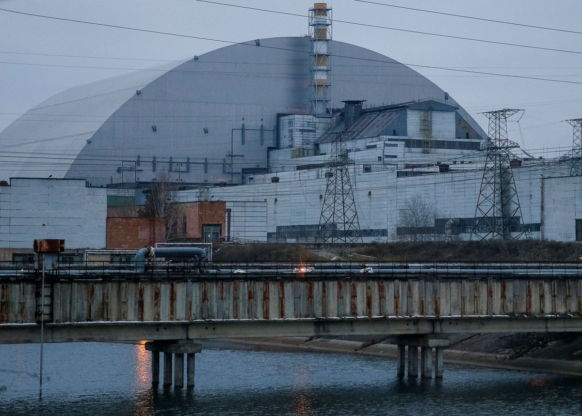 ajplus's tweet photo. Ukraine says there was a non-critical spike in radiation from the decommissioned Chernobyl nuclear plant after Russia seized it. The UN says there is "no danger."

Experts warn of risk if fighting erupts near Ukraine's 4 active nuclear plants or blocks workers from reaching them. https://t.co/6pxsRdyT2W