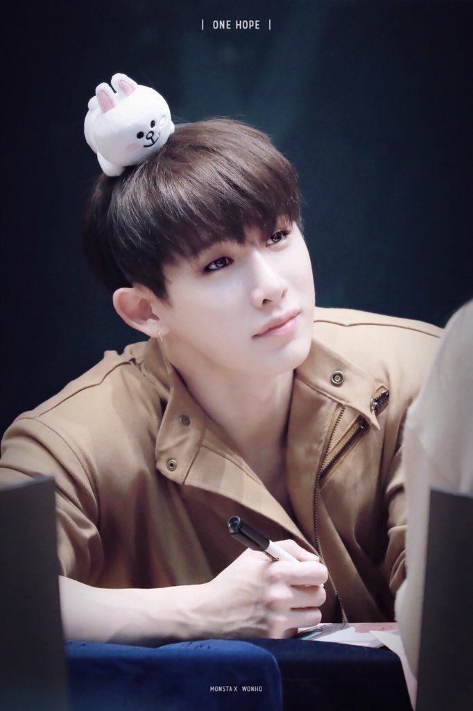 WeneeGermany2's tweet photo. The love in his eyes has never changed when he is looking at his fans 🥺

#WONHO #WENEE #원호 #위니 
@official__wonho @official_WH_jp https://t.co/xCKQurEgY5