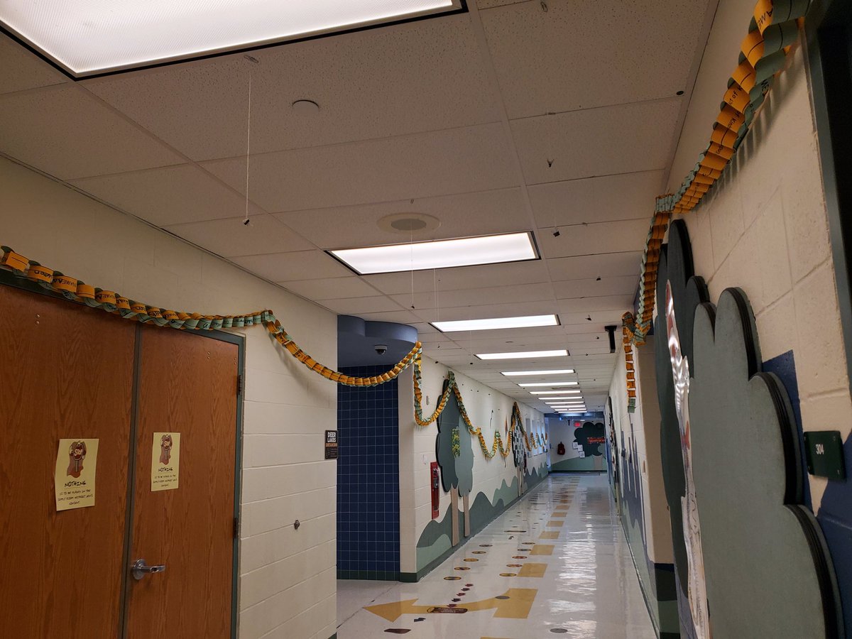 JenCavalancia's tweet photo. Our hallways are beginning to fill up with our Rachel's Challenge Kindness Links! Will you start a chain reaction? @RachelsChalleng #DLProud @DLSDGuidance https://t.co/nrfeQjCrUc
