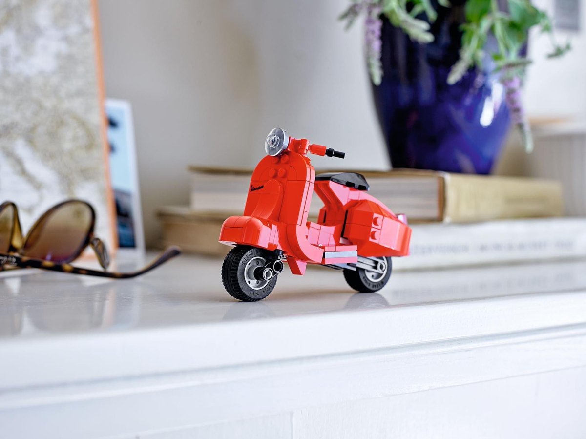 fofeando's tweet photo. Si eres de los que siempre quiso tener una #Vespa ahora la puedes tener gracias a LEGO Creator y es un excelente detalle para añadir a la casa o a tu oficina. De venta en tiendas #LEGO y en línea en Marzo 😀 #Fofeando https://t.co/ELQu7a0zXz