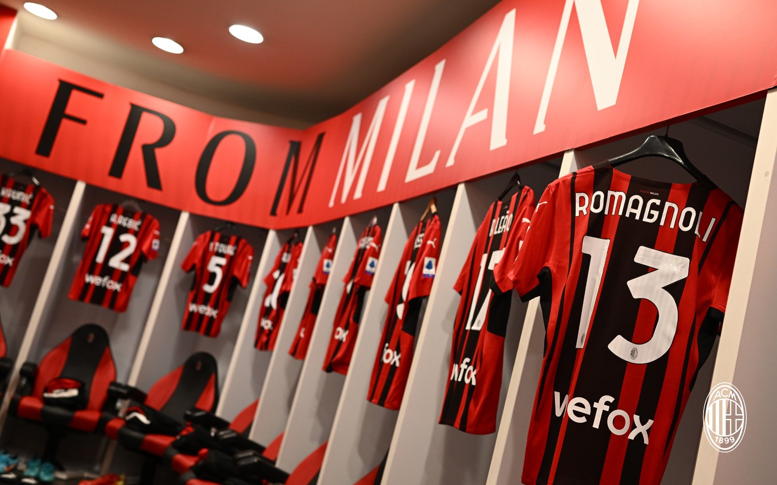 rendering skarpt polet AC Milan on Twitter: "Welcome to the Rossoneri dressing room #wefox 🤝  Great to see you've got our backs 🔴⚫ #MilanUdinese #SempreMilan  https://t.co/spOxamAqM9" / Twitter