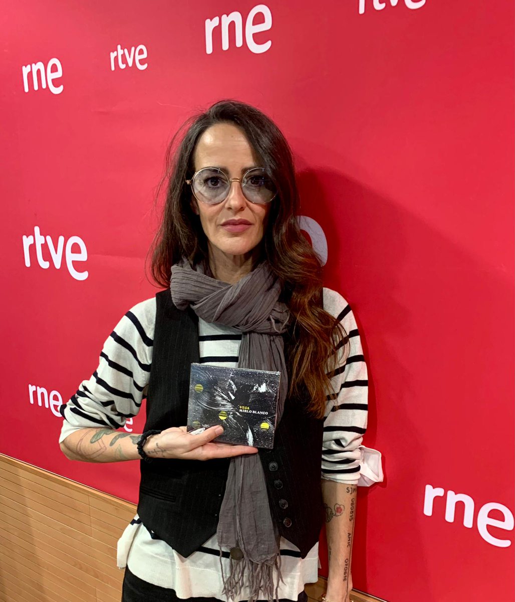 MetropoliRadio4's tweet photo. 🗣️ 'Es importante la salud mental y ahora más que nunca hay que prestarle atención'
🎤 @VEGAOFICIAL NOU disc #𝓜𝓲𝓻𝓵𝓸𝓑𝓵𝓪𝓷𝓬𝓸 ❗️
🔊 Recupera aquí l'#𝔼ℕ𝕋ℝ𝔼𝕍𝕀𝕊𝕋𝔸 👇
📌 #PodCast▶️https://t.co/YvTSr84k8G
🎙️ @XaviCollado_ 📻 @radio4_rne
#OT #OT2002 #Vega https://t.co/gLzNdJi5vv