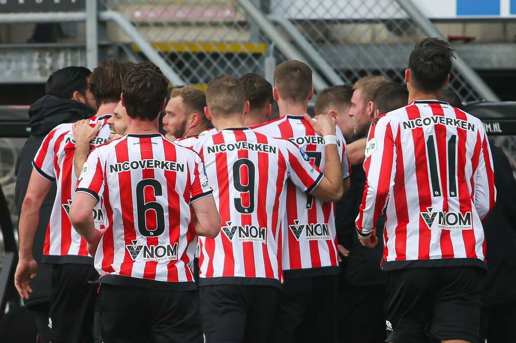 VNOM_nl's tweet photo. We kunnen weer!
 
Gelukkig mogen we weer het Sparta Stadion in aanstaande zondag. VNOM is co-sponsor en bekijkt de wedstrijd tegen PSV vanuit de 'Business Loge'. Hier zijn wij weer met relaties te vinden nu de maatregelen zijn versoepeld. We kunnen n… https://t.co/9TbclC2JlJ https://t.co/JoBbkn0PEw