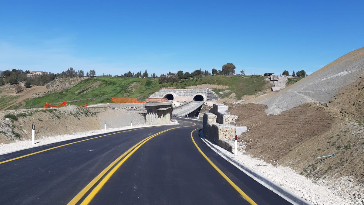 StradeAnas's tweet photo. #Anas #Sicilia
Aperti al traffico il bypass alla città di #Caltanissetta e un nuovo tratto di 2km sulla #SS640 “degli Scrittori”.
La nuova viabilità migliora i collegamenti viari del territorio nisseno.
Dettagli e importi dei #lavori > https://t.co/ch6UWjWdpA https://t.co/NFmp6CrWY6