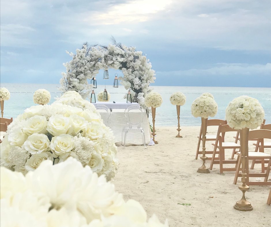 The ocean truly is an unbeatable backdrop for saying “I do” don’t you think? 👰💍🤵😍 

#beachwedding #beachweddings #beachweddingdress #beachweddingideas #weddingdestination #WeddingDestinations #friday #fridayvibes #fridaymood #fridayfeels #tgif  #FridayFeature #relax #Travel #