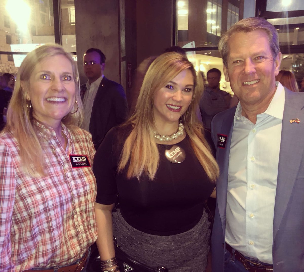 EmilyRuggiero1's tweet photo. Wonderful evening hearing @govkemp Governor Brian Kemp speak and meet Georgia's First Lady, Marty Kemp.

#govkemp #atlantageorgia🇺🇸 #atlanta🍑 #parkbench #thebattery #georgiapolitics #Kempgovernor https://t.co/T3ZyWjGlt1