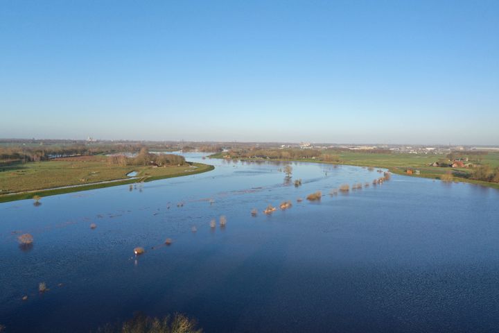 WDODelta's tweet photo. De hoge waterstanden op de #Vecht dalen. Deze daling zet de komende dagen verder door. Daarom stopt na vandaag de inzet van vrijwillige #dijkwachters op de #Vechtdijken. Eigen medewerkers nemen de inspecties over. 👉 https://t.co/xrlxa6kdF5 https://t.co/gBfpMrFDKG