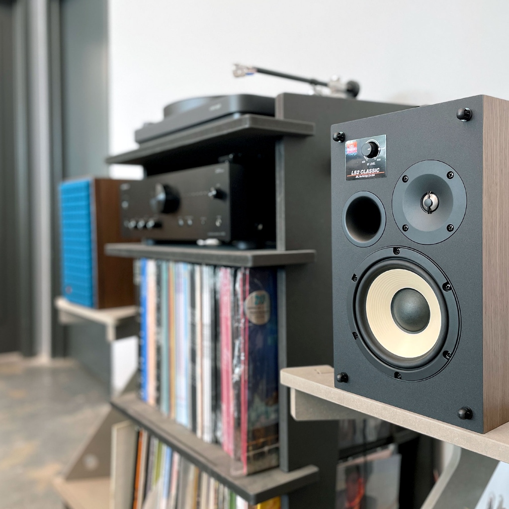 TurntableLab's tweet photo. JBL / L52 Classic Passive Speakers - Pair

↘ vintage-inspired foam grilles + walnut cabinets, high-end Pure Pulp woofers, titanium tweeters, avail in 3 colorways:

⫸ https://t.co/l14nSbIzye

@JBLaudio @linephono #jblaudio #jbl #l52 #jbl75 #l52classic #ttlhifi https://t.co/phd7qpG3nq