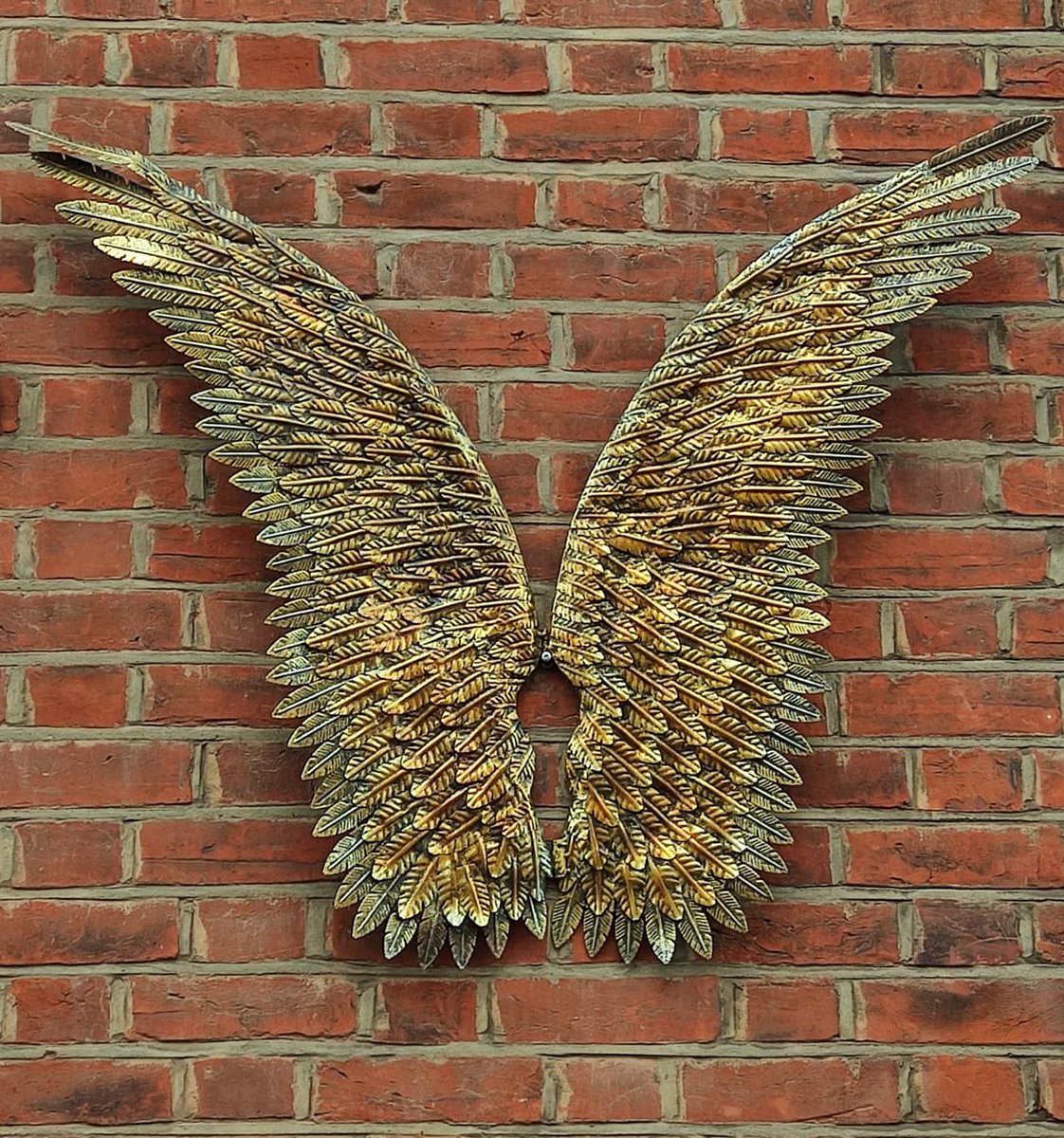 Decorexi1's tweet photo. Feature walls - feathered metal wings are our latest arrival. 
.
#statementdecor #chiswick #heavenlyhomes https://t.co/q5Puz4I8Y6
