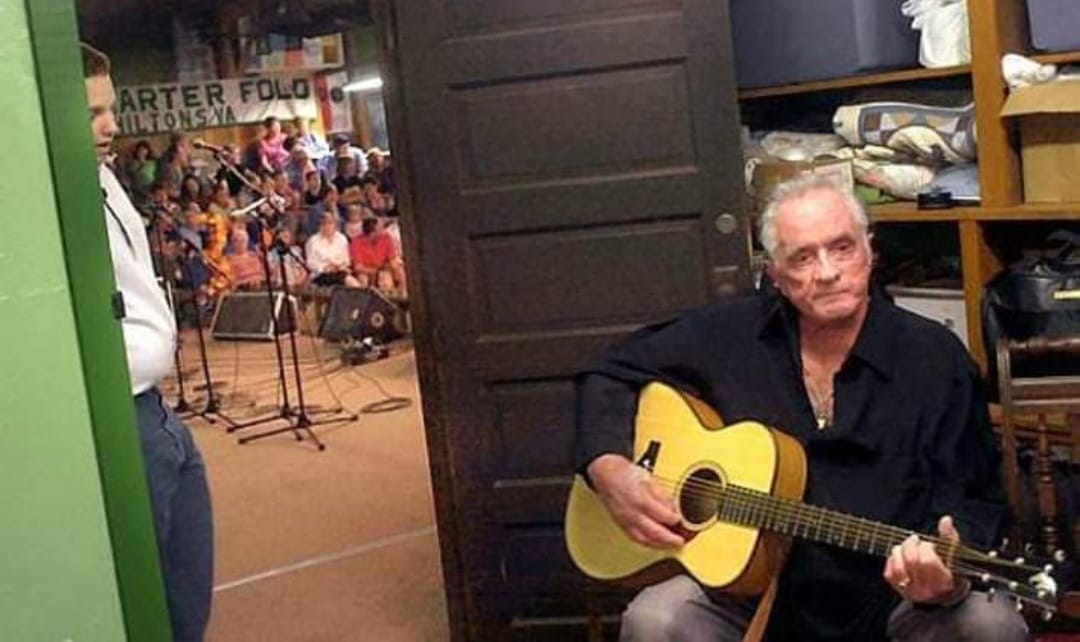 kezwilliams13's tweet photo. Johnny Cash  preparing for his final gig.
This was his last public live performance .July 5th 2003. https://t.co/xsTPbGKENy