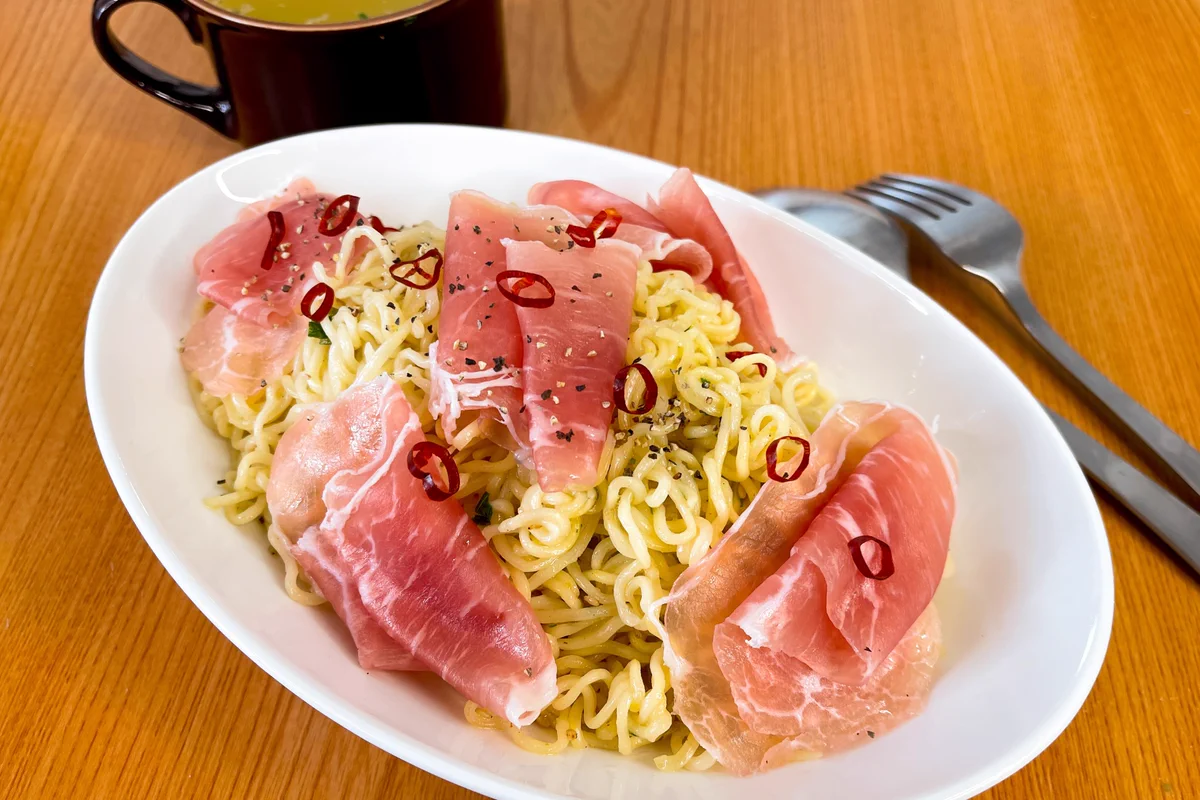 見た目的にもとっても美味しそう！「サッポロ一番塩らーめん」をペペロンチーノ風にアレンジしたレシピ！