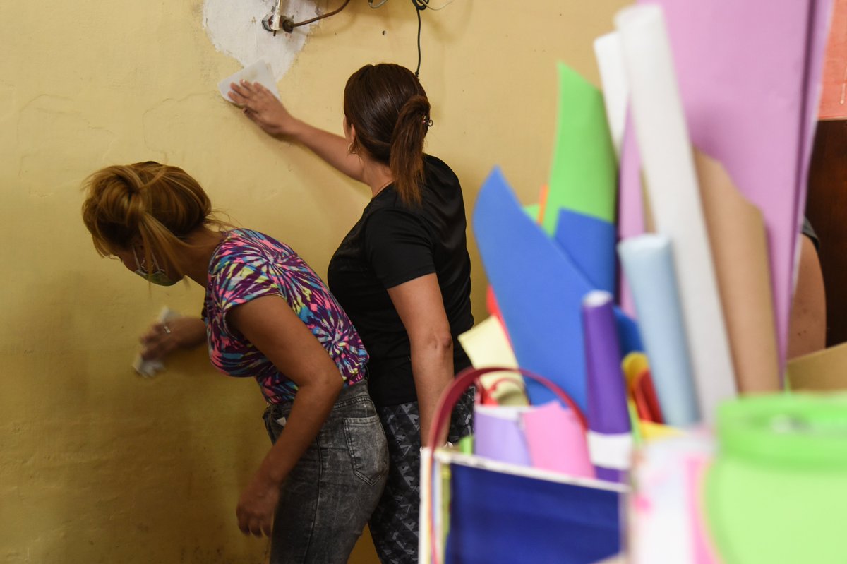 santafemas's tweet photo. Embellecimiento de la Escuela Nº 57 Juana Blanco

Las y los jóvenes del programa de #SantaFeMás junto con la asociación civil #FuxionandoIdeas realizaron tareas de mantenimiento y embellecimiento a la Escuela Nº 57 Juana Blanco https://t.co/IDom5dpMoM