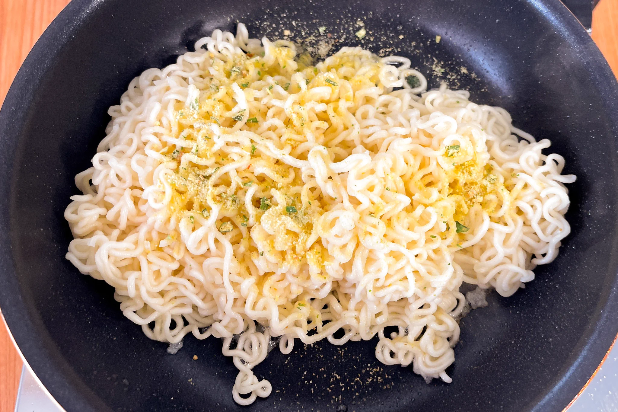 見た目的にもとっても美味しそう！「サッポロ一番塩らーめん」をペペロンチーノ風にアレンジしたレシピ！