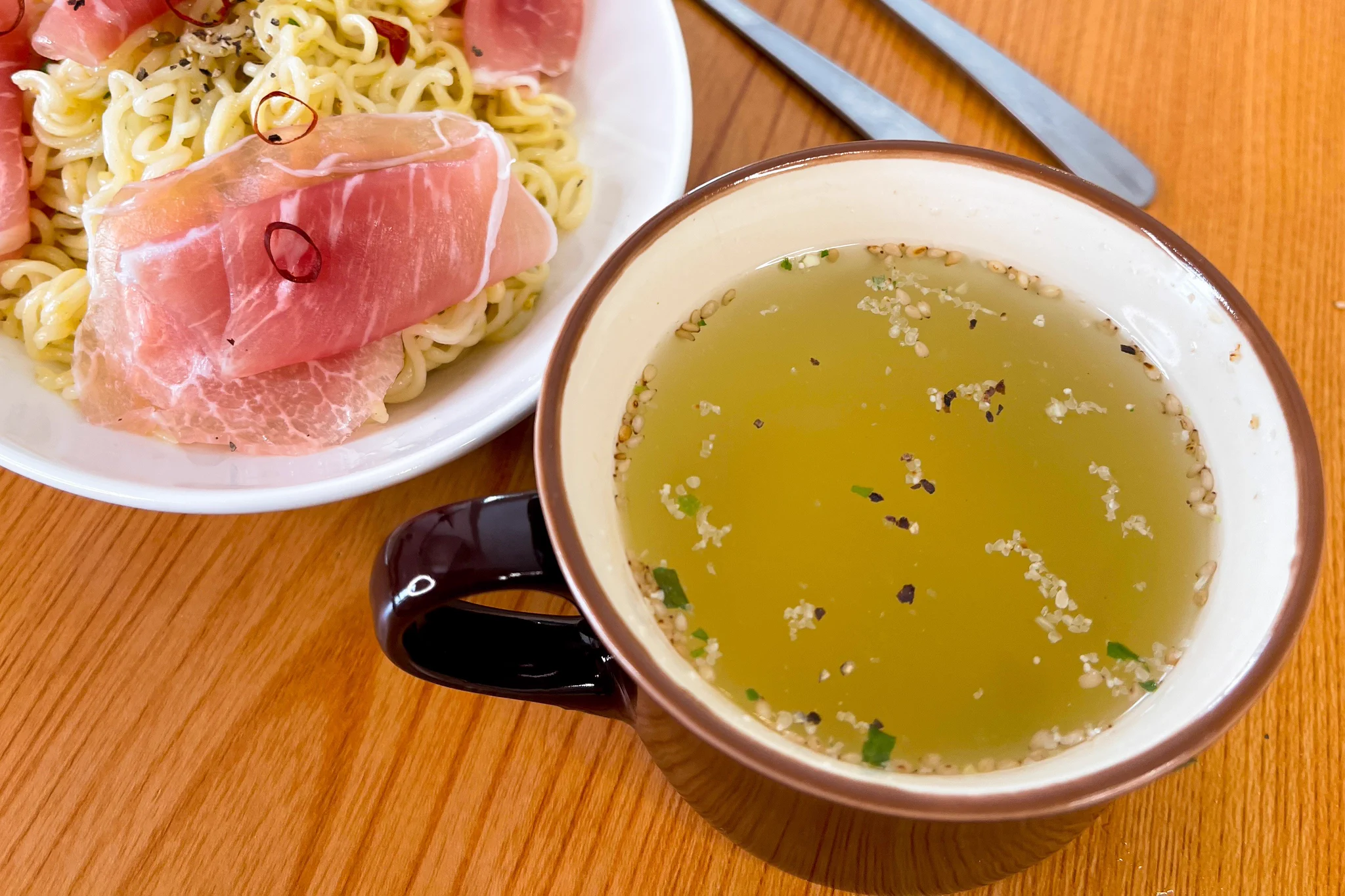 見た目的にもとっても美味しそう！「サッポロ一番塩らーめん」をペペロンチーノ風にアレンジしたレシピ！