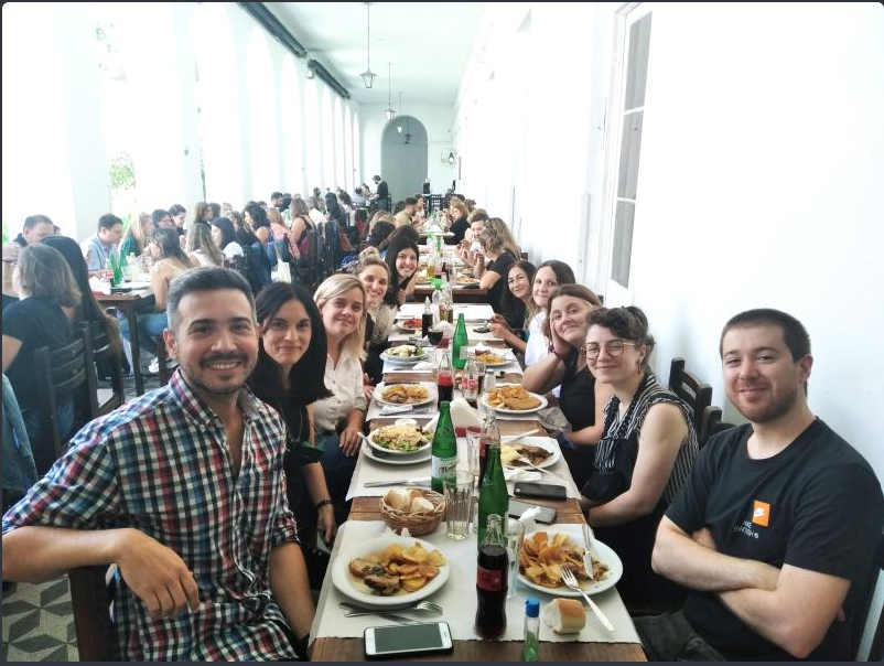 piscitelli's tweet photo. La maravilla de la presencialidad masiva y una programación que balancea dieta cognitiva con gastronómica es volver a las pantagruélicas sesiones de... nos comemos/hablamos todo. Que felicidad @mteuba @julitoalonso @marianamaggio @carinalion @ornisordelli @lila_pinto @mirilatorre https://t.co/JpPEleA2k6