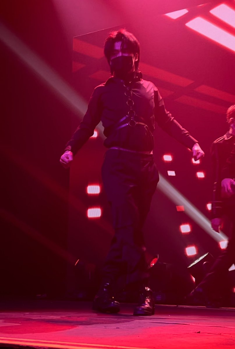 [#PIC] 23.02.22 - Seunghwan como backup dancer do ONEUS na 'Blood Moon Tour' em Atlanta 🐶

©️ 1thewonderland9 &amp; hangyeomprint 

#LeeSeunghwan #이승환 #Seunghwan #승환 #1THE9 #원더나인