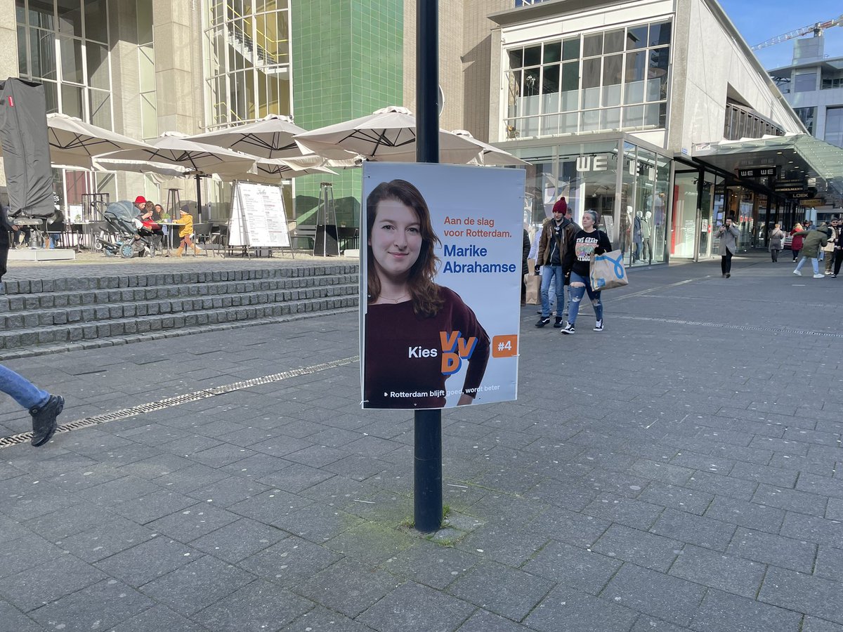 Bij een vitale democratie horen posters waaruit blijkt dat je op meer mensen kan stemmen dan de «lijsttrekker» 🥰