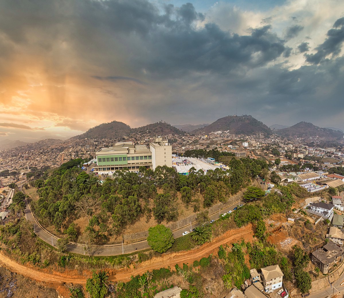 Une très belle vue d'une portion de #Yaounde, notre capitale par <a href="/camairdroneboy/">camairdroneboy</a> - Source: facebook.com/camairdroneboy…