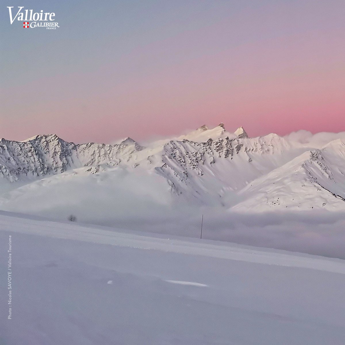 valloire's tweet image. Ce moment précieux ✨👌 de quiétude absolue 💗

#valloire ⛷ #galibier
#picofthemoment #creyduquart #sunrise