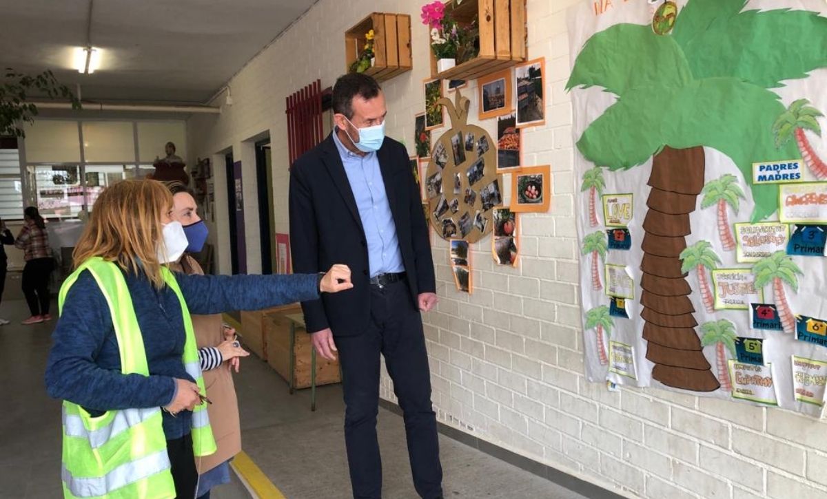 ajuntamentelx's tweet photo. 🌳 La comunitat educativa del col·legi públic Rodolfo Tomás Samper de l'Altet planta més de 150 arbres per a lluitar contra el canvi climàtic.
Més informació 👉 https://t.co/GJb100ozPg
#elx #laltet #canviclimàtic https://t.co/YaBxWqAp7P
