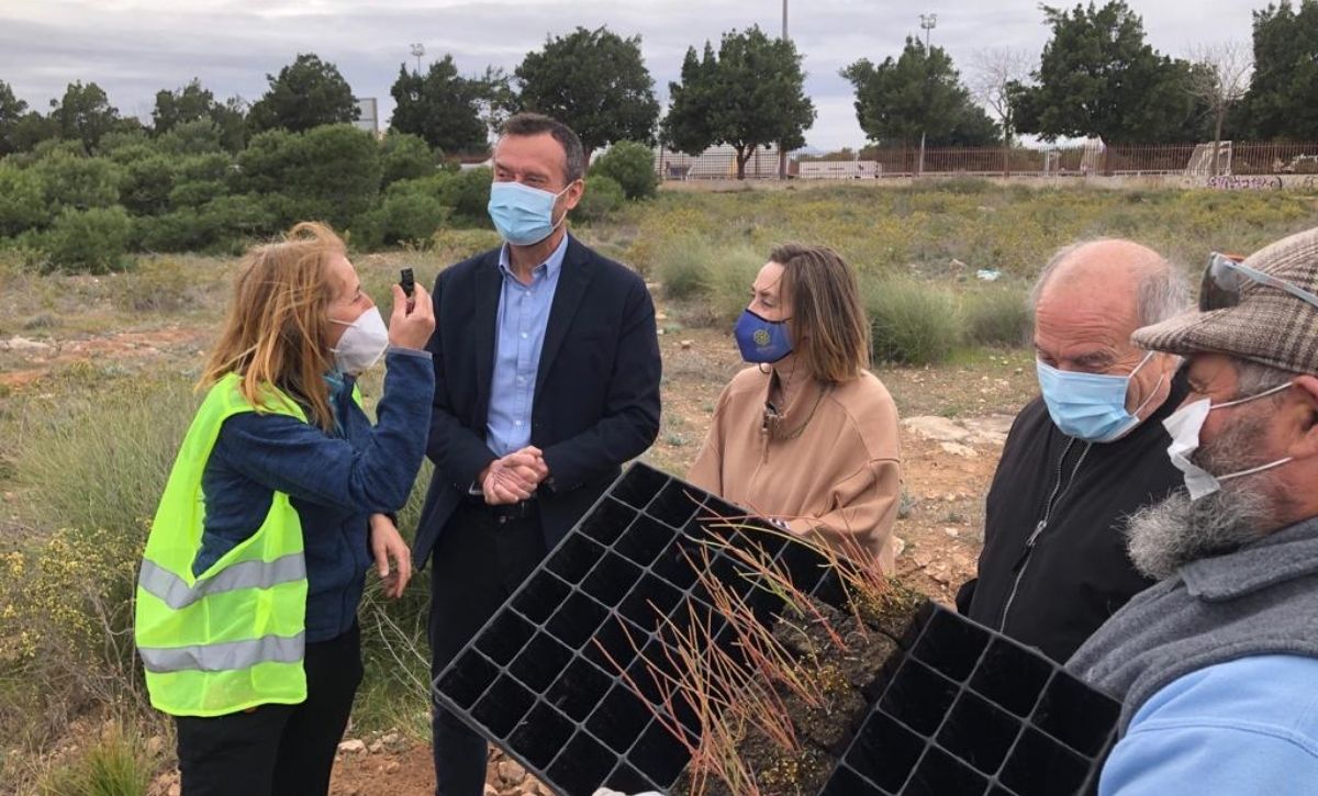 ajuntamentelx's tweet photo. 🌳 La comunitat educativa del col·legi públic Rodolfo Tomás Samper de l'Altet planta més de 150 arbres per a lluitar contra el canvi climàtic.
Més informació 👉 https://t.co/GJb100ozPg
#elx #laltet #canviclimàtic https://t.co/YaBxWqAp7P