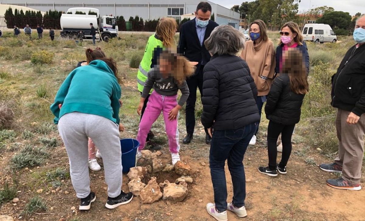 ajuntamentelx's tweet photo. 🌳 La comunitat educativa del col·legi públic Rodolfo Tomás Samper de l'Altet planta més de 150 arbres per a lluitar contra el canvi climàtic.
Més informació 👉 https://t.co/GJb100ozPg
#elx #laltet #canviclimàtic https://t.co/YaBxWqAp7P