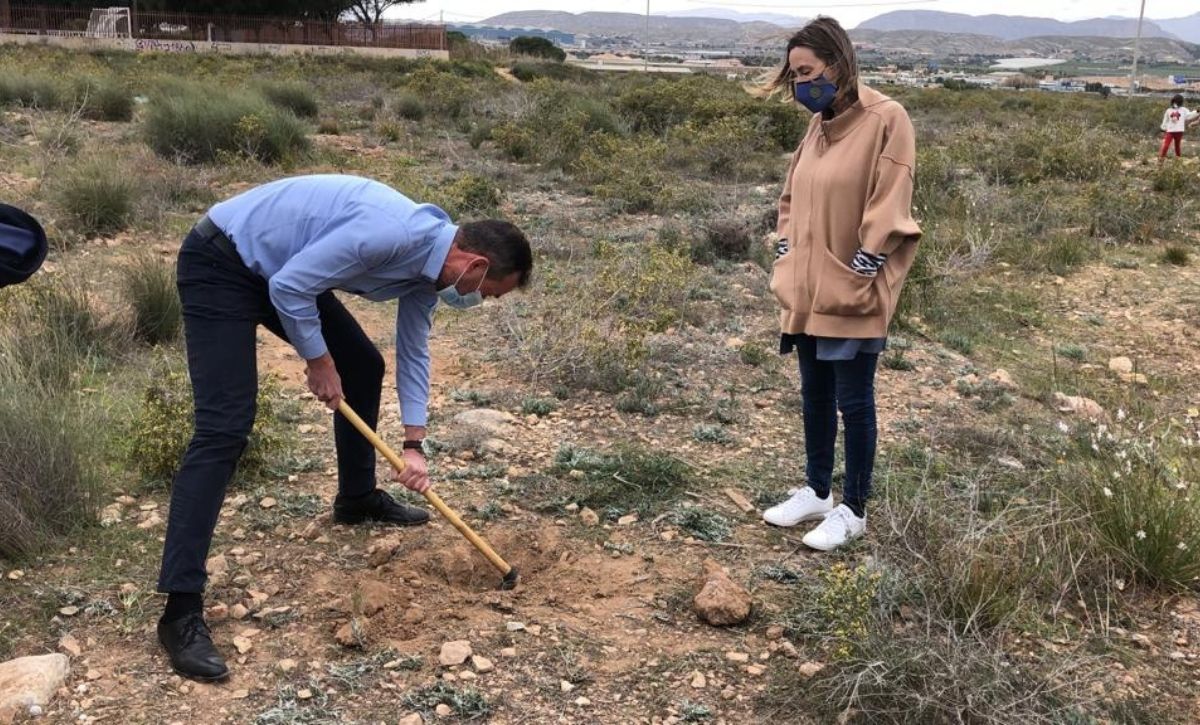 ajuntamentelx's tweet photo. 🌳 La comunitat educativa del col·legi públic Rodolfo Tomás Samper de l'Altet planta més de 150 arbres per a lluitar contra el canvi climàtic.
Més informació 👉 https://t.co/GJb100ozPg
#elx #laltet #canviclimàtic https://t.co/YaBxWqAp7P