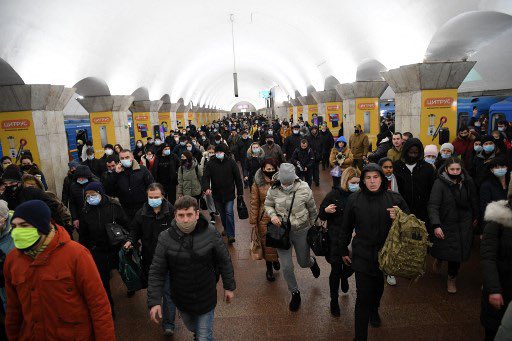 CentinelaMundo's tweet photo. 🇺🇦#UCRANIA| #LoUltimo 

Gente espera para salir en un tren de evacuación de #Kiev a #Leópolis, en la estación central de trenes de la capital. 

La mayoría se dirige al oeste para tener seguridad en otras partes del país, colapsando autopistas de salida y estaciones de tren. https://t.co/mdOmytDRkN