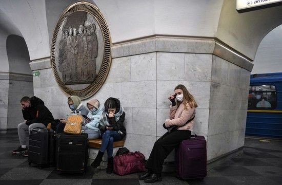 CentinelaMundo's tweet photo. 🇺🇦#UCRANIA| #LoUltimo 

Gente espera para salir en un tren de evacuación de #Kiev a #Leópolis, en la estación central de trenes de la capital. 

La mayoría se dirige al oeste para tener seguridad en otras partes del país, colapsando autopistas de salida y estaciones de tren. https://t.co/mdOmytDRkN