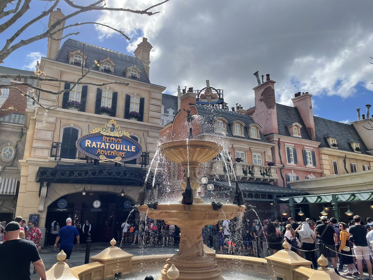 Skraber70's tweet photo. The rat race continues. #BlakesBoozeCruise #wdw #DisneyWorld https://t.co/9FGSJm5pD5