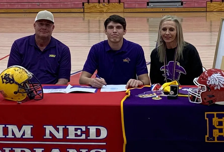 Jim Ned’s <a href="/NateNunez53/">Nate Nunez</a> signed a pledge with <a href="/HSUCowboys/">Hardin-Simmons Cowboy Football</a> on Wednesday.

He will team up with fellow Indian <a href="/ConnorFitz22/">Connor Fitzgerald</a> at Hardin-Simmons.

Read: reporternews.com/story/sports/2…