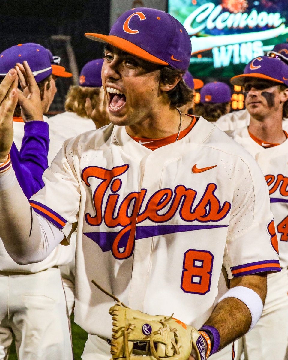 ClemsonBaseball's tweet photo. Back on the field in less than five hours! #CUatDKS 🐾 🙌 https://t.co/YftSPhVd9w
