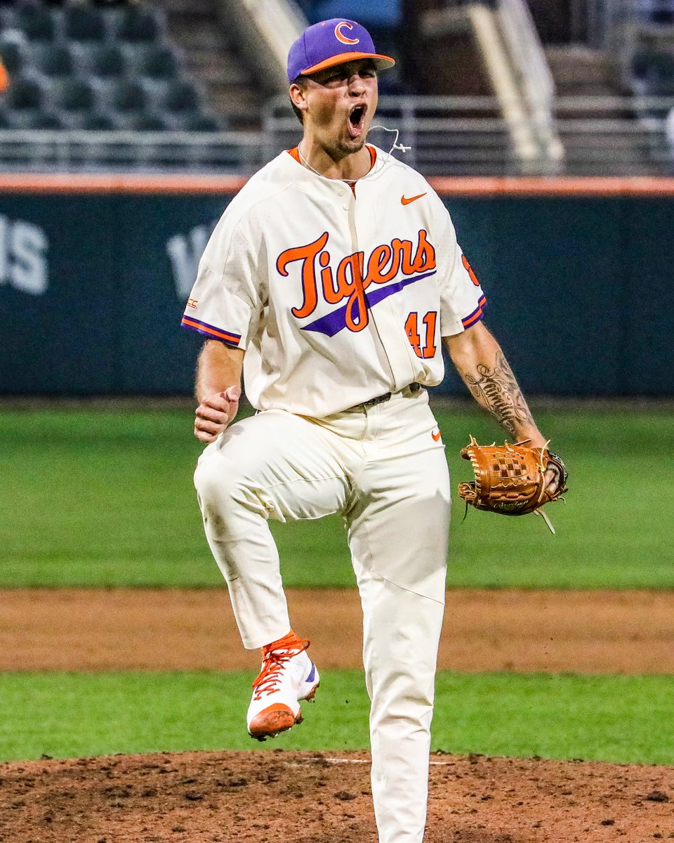 ClemsonBaseball's tweet photo. Back on the field in less than five hours! #CUatDKS 🐾 🙌 https://t.co/YftSPhVd9w