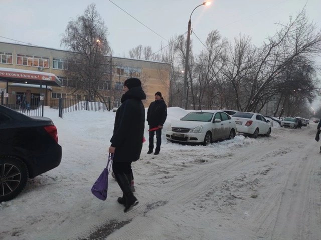 Продолжает работу родительский патруль! На проезжую часть города вышли родители 1Б класс. Напоминаем водителям о правилах дорожного движения около детских учреждений, а с ребятами на практике закрепляем безопасный переход проезжей части дороги . Будьте внимательны и осторожны!